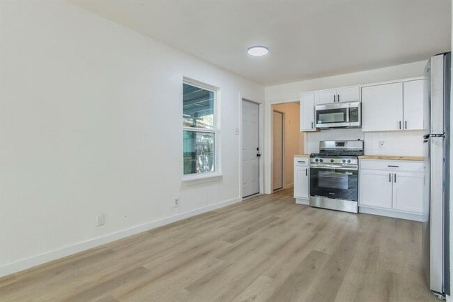 Building Photo - 415 W Hutchins Pl