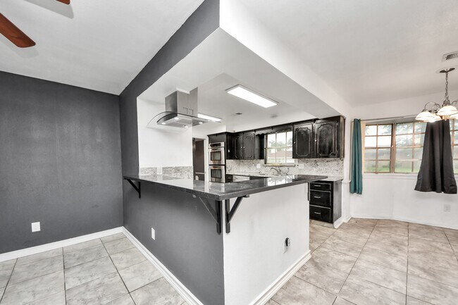 Building Photo - 5001 Glenhaven Dr