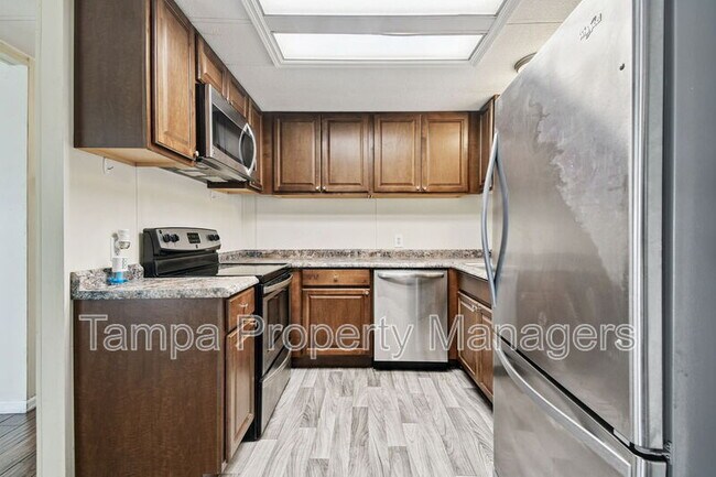 Building Photo - 242 Country Ln