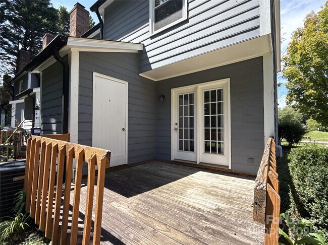 Building Photo - 1724 Village Lake Dr