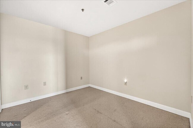 Building Photo - 5750 Bou Ave