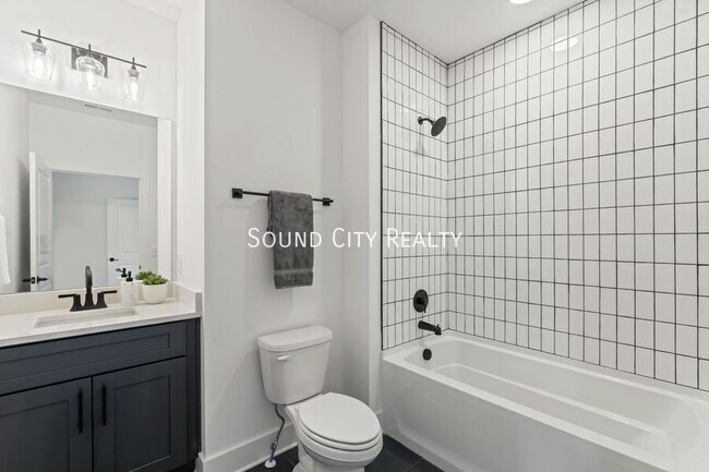 Building Photo - 700 N Dupont Ave