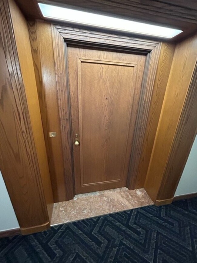 Building Photo - Nice One Bed + One Bath in Luxury Secure Doorman Bldg