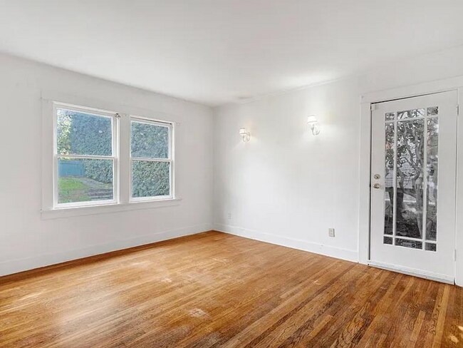 Building Photo - 1044 Manzanita St