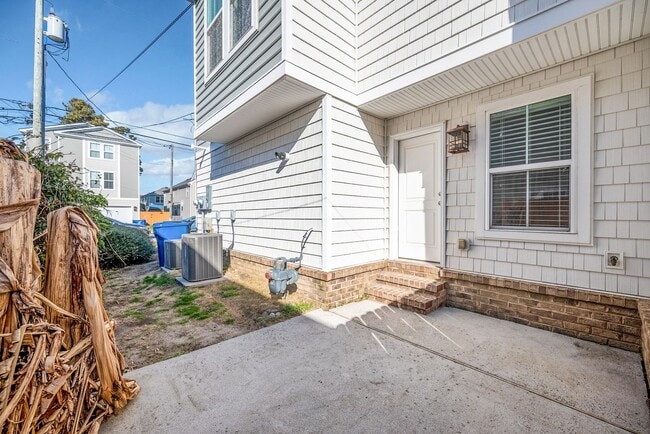 Building Photo - Chick's Beach Condo 3BR & 3.5BA w/2-car garage