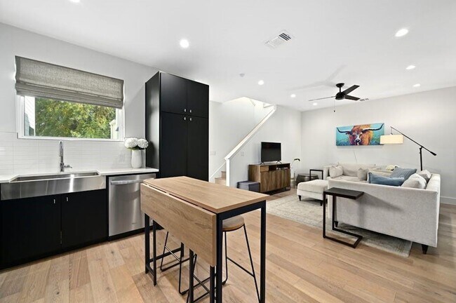 Building Photo - Best free standing 2 bed 2 bath House in great location