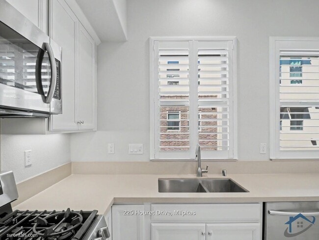 Building Photo - 225 Houret Dr