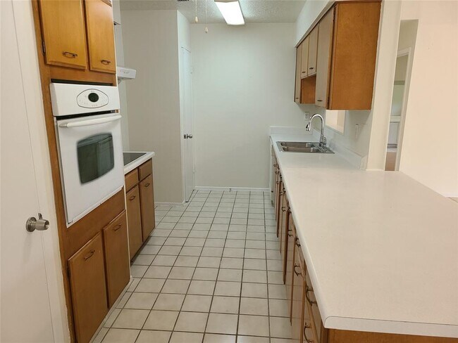 Building Photo - 10614 Sharpview Dr