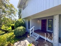 Building Photo - Highland Greens Golf Course Living