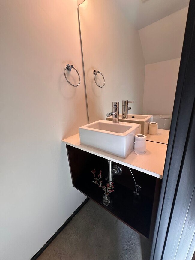 Building Photo - Modern Townhome in Georgetown!  Available ...