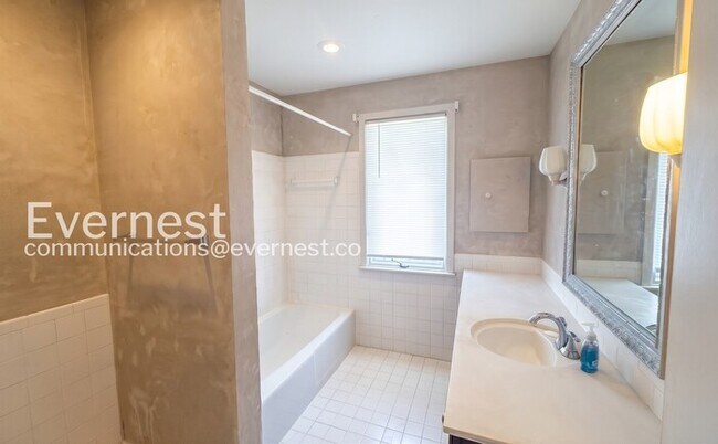 Building Photo - 452 W 104th St