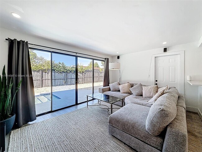 Building Photo - 600 N 66 Terrace