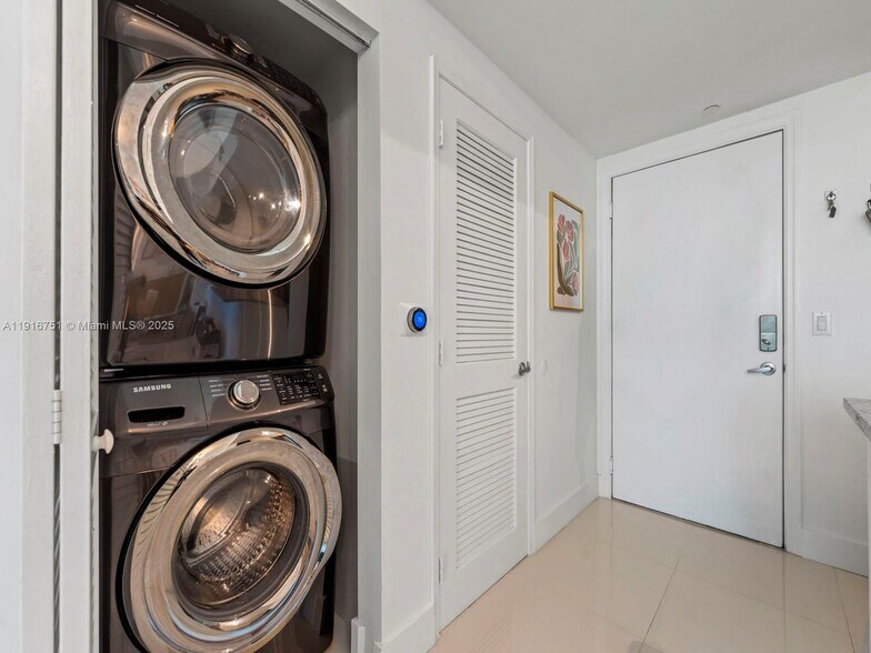 Building Photo - 950 Brickell Bay Dr