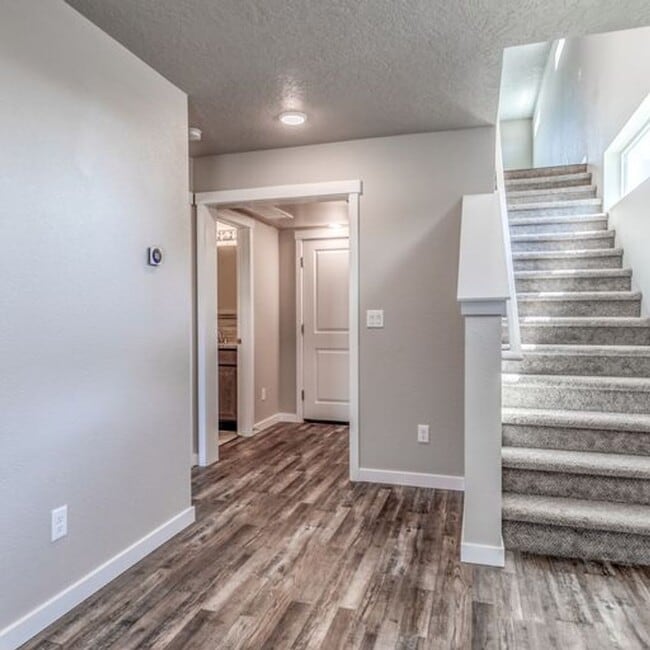Building Photo - 4-Bedroom Townhome in West Boise