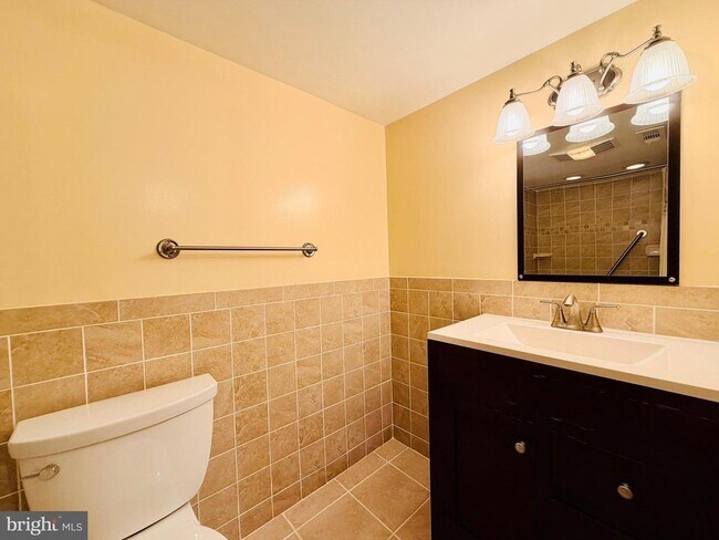 Building Photo - 907 Heron Dr