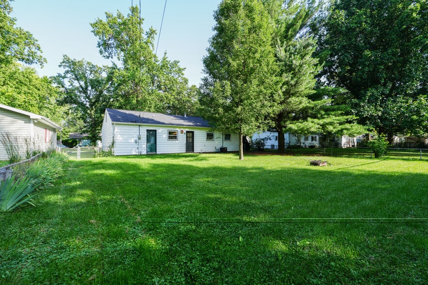 Building Photo - 1814 Meadow Dr