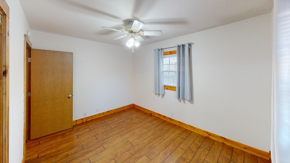 Building Photo - 1210 W Ash St