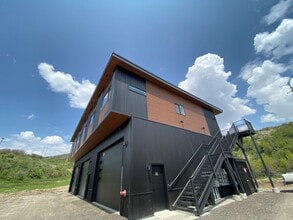 Building Photo - 1BD/1BA Condo w/ nice finishings and great storage!