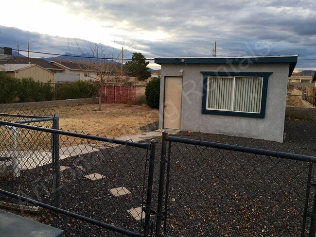 Building Photo - COZY TWO BEDROOM HOME