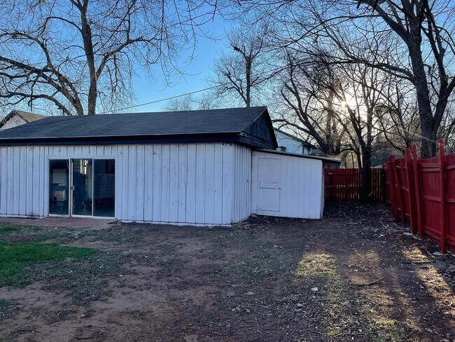Building Photo - 704 Williams Ave