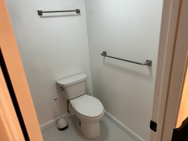 Primary toilet - 2700 Cahuenga Blvd E