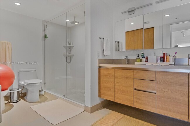 Building Photo - 520 Brickell Key Dr