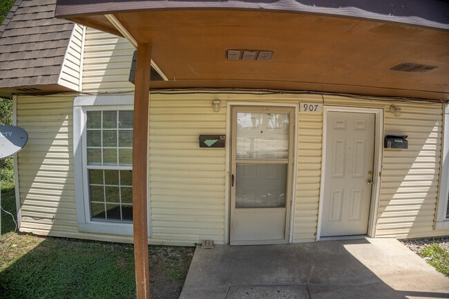 Building Photo - 907 E Cedar Way