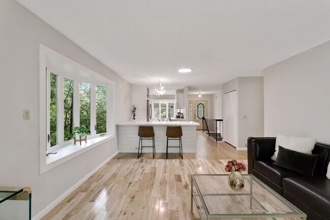 Building Photo - Spacious 2 Bed 2 Bath Townhouse in Plymouth!