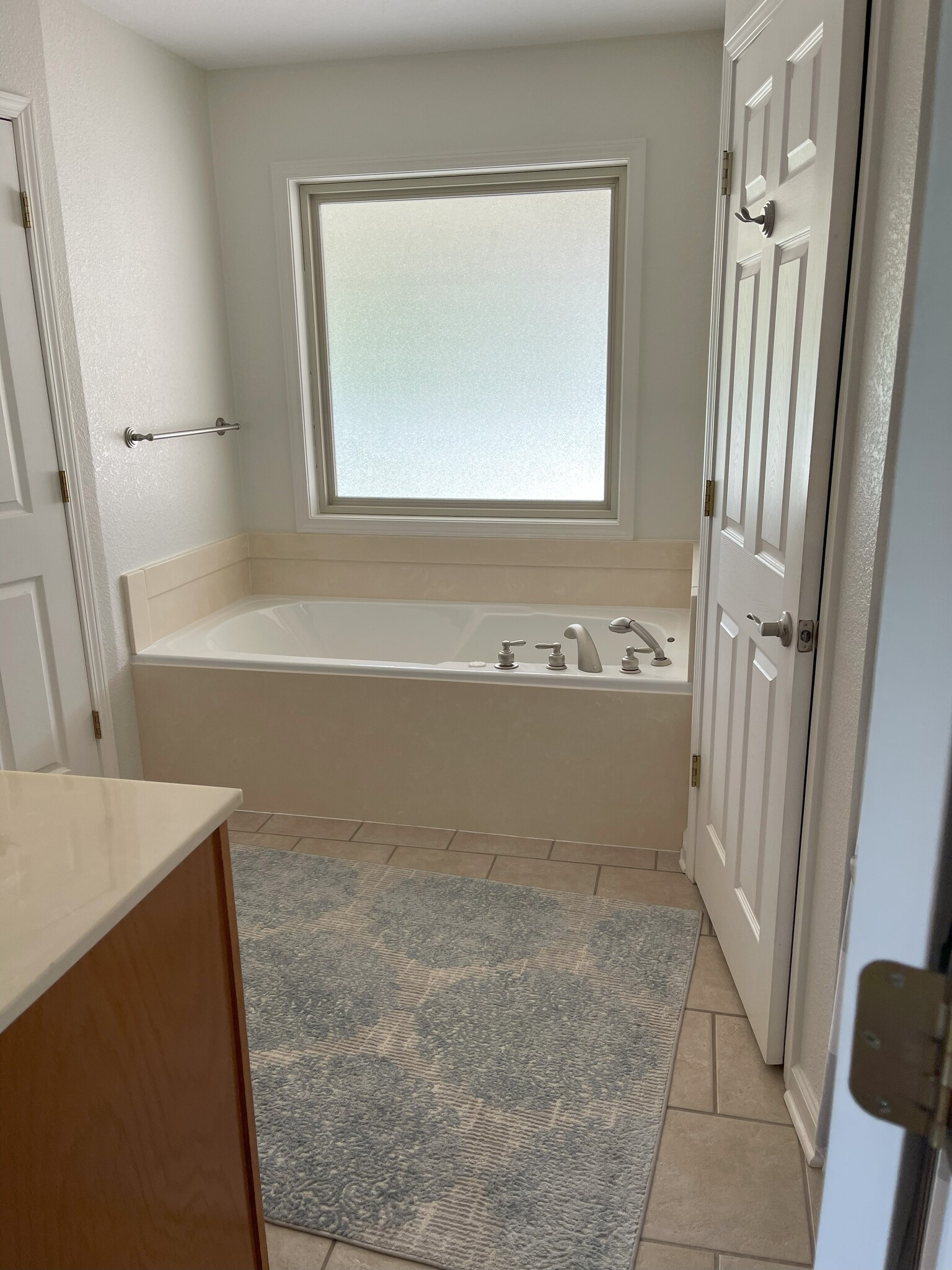 Main Bath w/ Jacuzzi Tub - 164 Tyler Cv