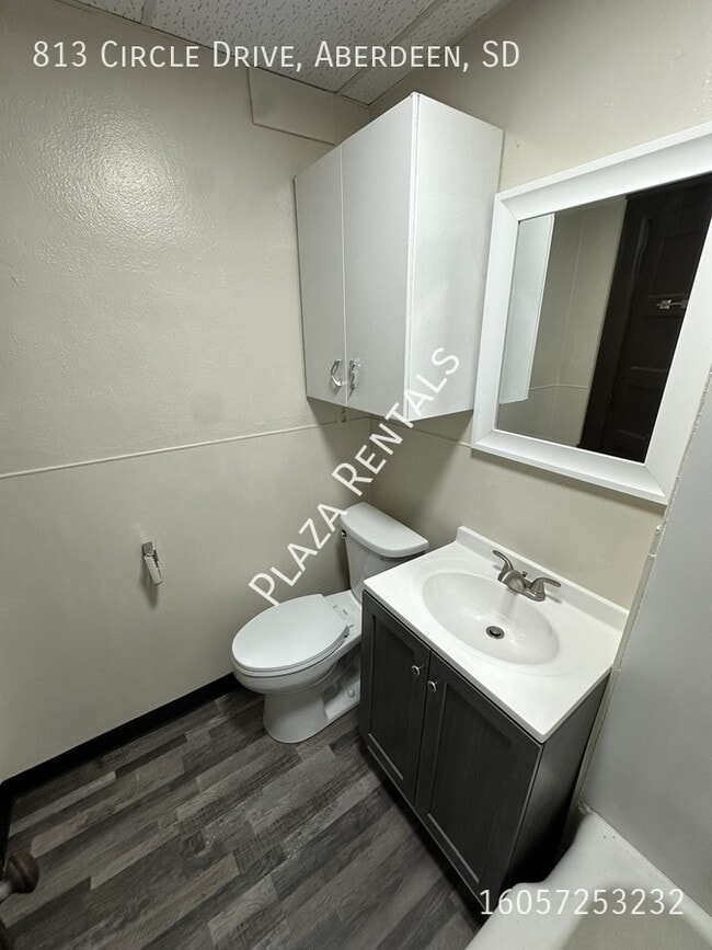 Building Photo - 19 7th Ave SE