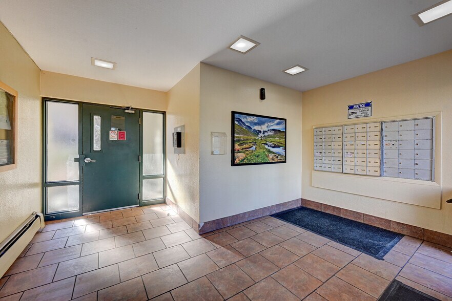 Building Photo - 5770 E Warren Ave