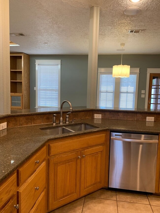 Building Photo - 4 bedroom 21/2 bath home