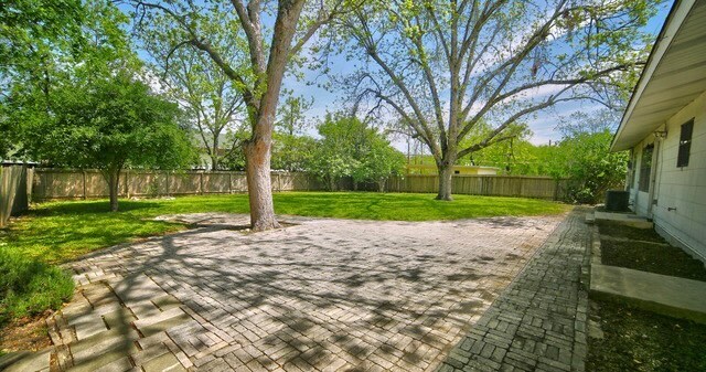 Building Photo - 2119 Flamingo Dr