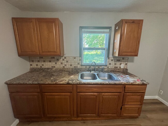 Building Photo - $895 - 3 bed 1 bath - Single Family Home
