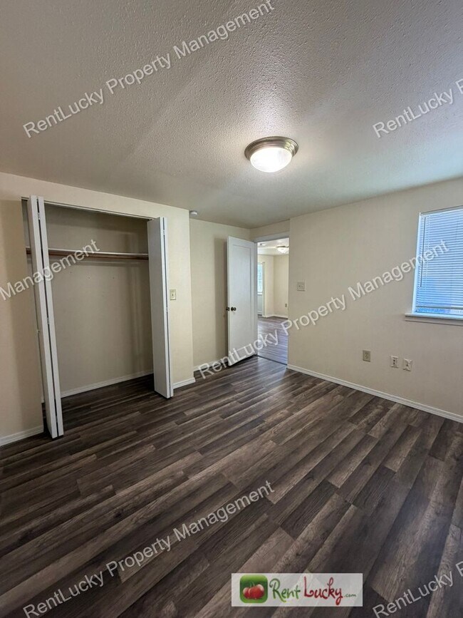 Building Photo - Cute and Remodeled 2-Bedroom Duplex in Great Seattle Location!