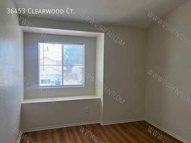 Building Photo - 36453 Clearwood Ct