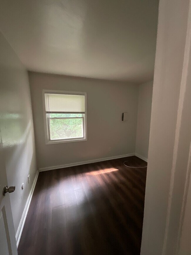 Building Photo - Two Bedroom Apartment off Rodman