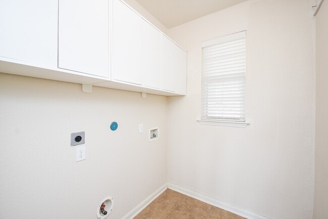 Building Photo - 6203 Ledger Ln