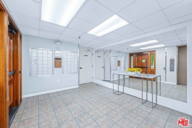 Building Photo - 12801 Moorpark St