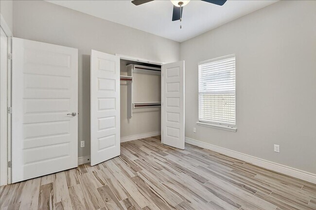 Building Photo - 15229 Barataria Dr