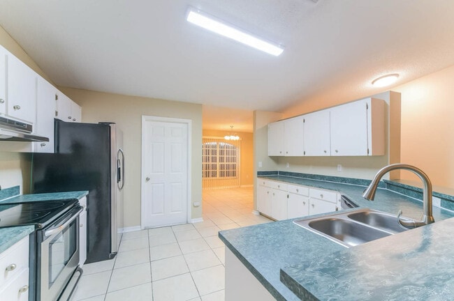 Building Photo - 920 W Lake Cannon Dr NW