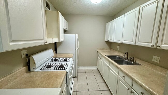 Building Photo - Summit House Condo Available, Walk to Shands!