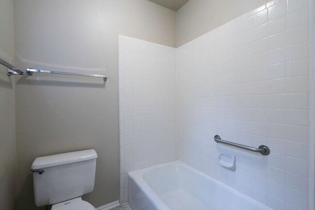 Building Photo - Spacious Updated Townhome in Downtown St. ...