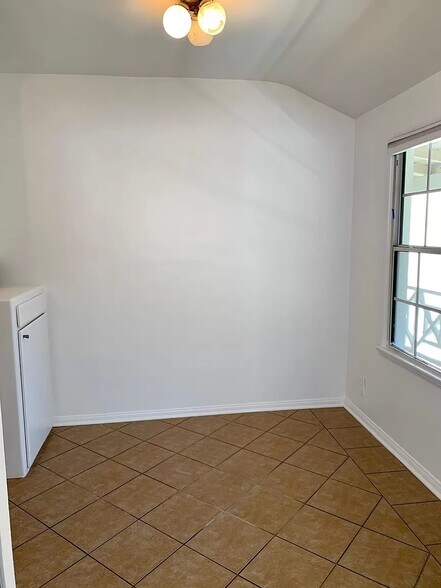 Building Photo - 751 N Hayworth Ave