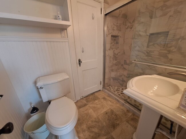 Building Photo - 10 Commodore Dr