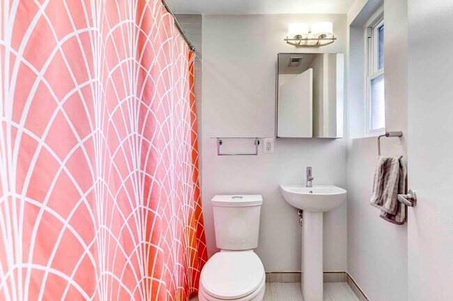 Building Photo - 809 Otis Pl NW