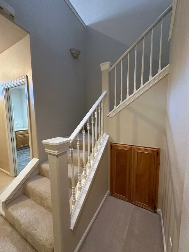 Building Photo - Exceptionally Spacious and Modernized 2x2 Townhouse w/Garage and Washer/Dryer Hookups!