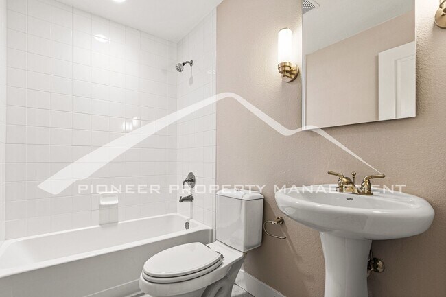 Building Photo - Gorgeous Condo with Mountain Views and Washer/Dryer