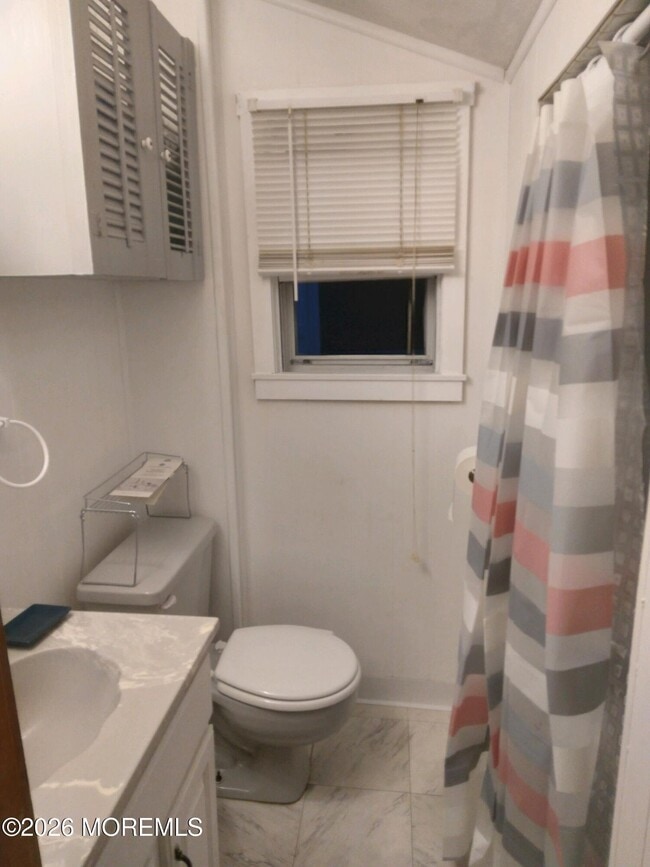 Building Photo - 10 Lake St