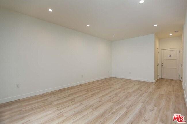 Building Photo - 7223 Willoughby Ave